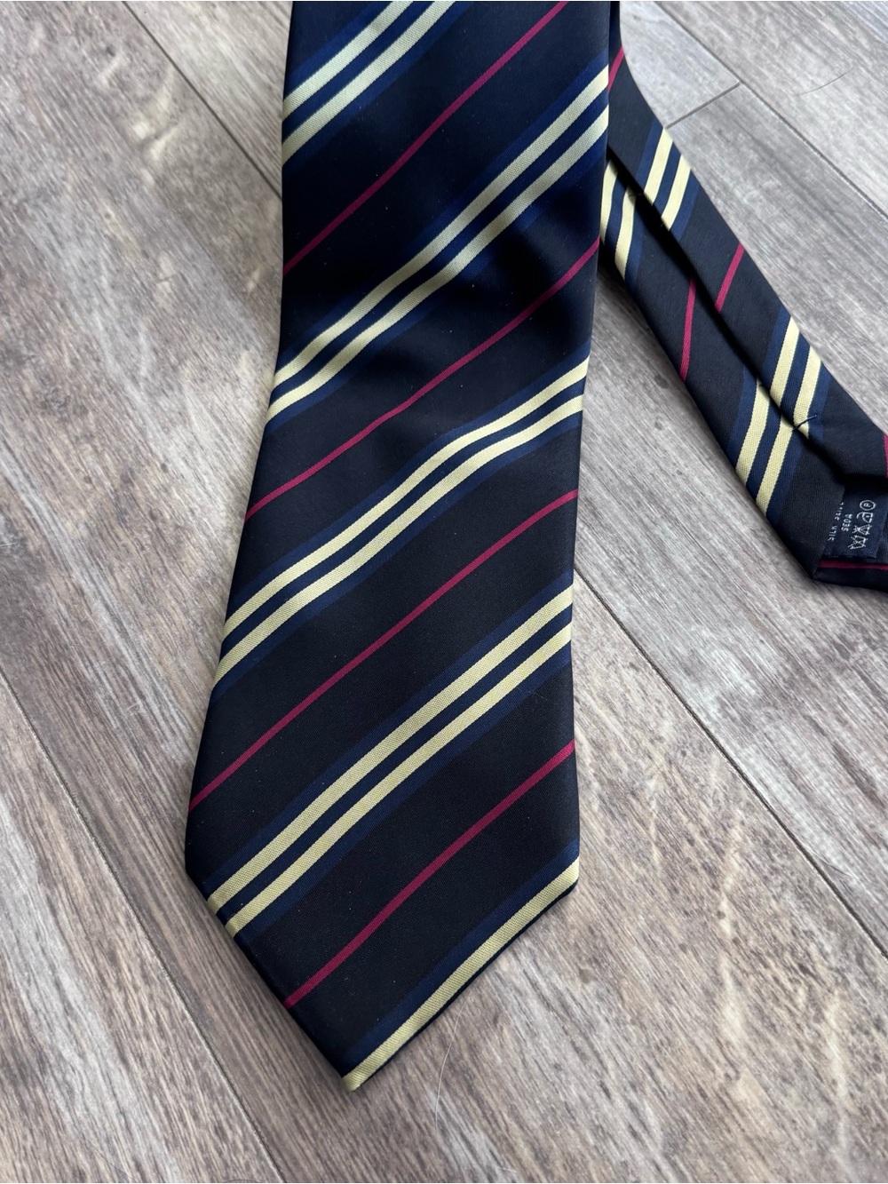 Burberry London Silk Classic Navy Diagonal Stripe Tie with Cream & Red Accents - Picture 3 of 8
